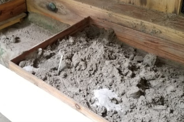 素鵞社の床下の箱に入った砂